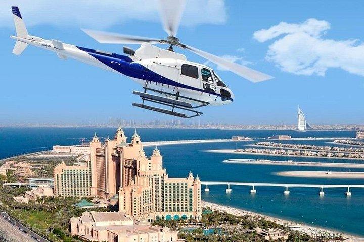 ドバイ ヘリコプター ツアー : ドバイの象徴的なランドマークを体験