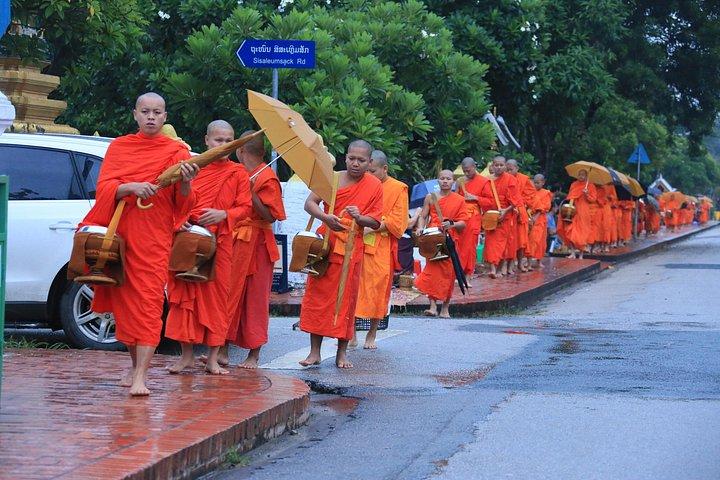 From Luang Prabang: 8-Day Laos Tour with Accommodation
