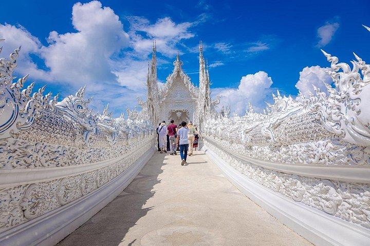 チェンマイ発白、黒、青寺院＆ゴールデントライアングルツアー