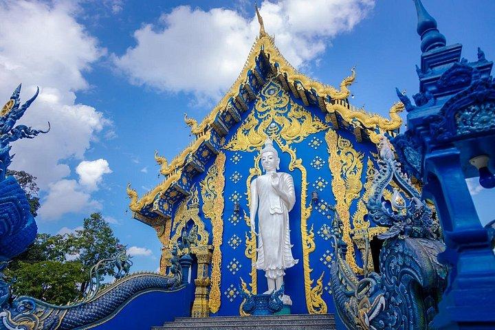 チェンマイ発白、黒、青寺院＆ゴールデントライアングルツアー