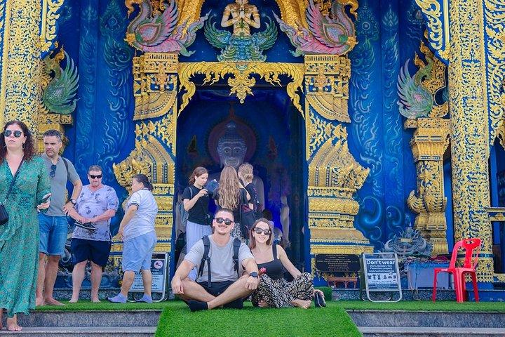 チェンマイ発白、黒、青寺院＆ゴールデントライアングルツアー