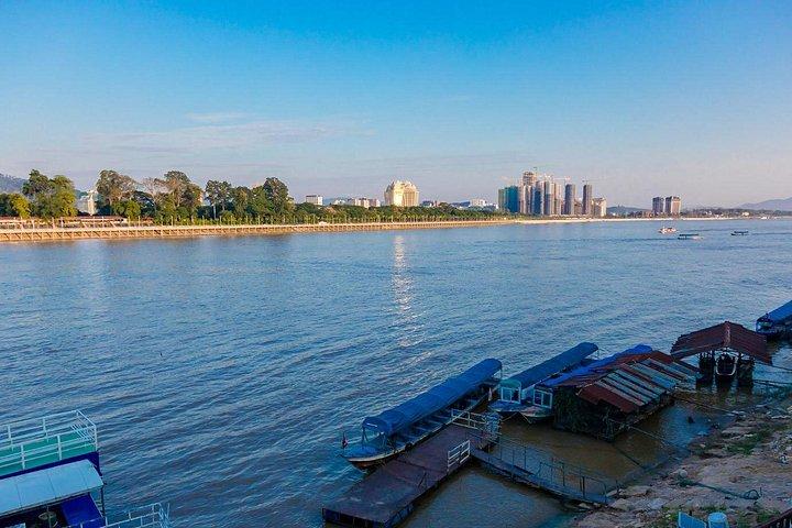 チェンマイ発白、黒、青寺院＆ゴールデントライアングルツアー