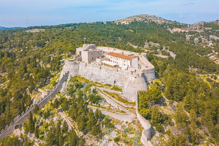 Split&Trogir : プライベート5島ツアー - 青の洞窟、フバール、マンマミア