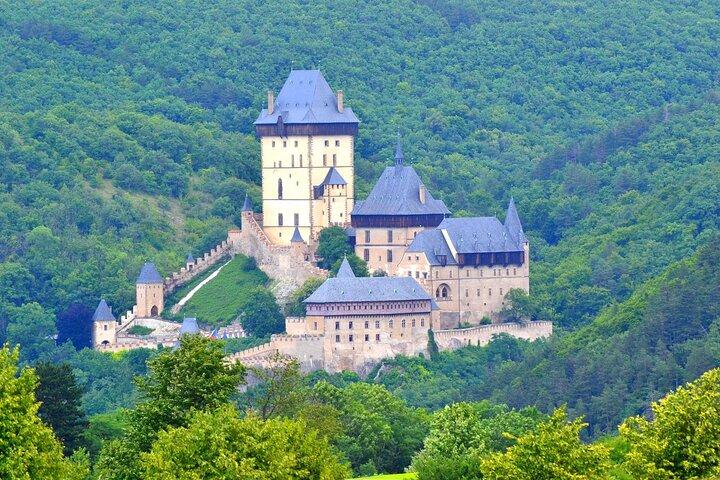 Tour privado do Castelo de Karlštejn com ingresso incluído