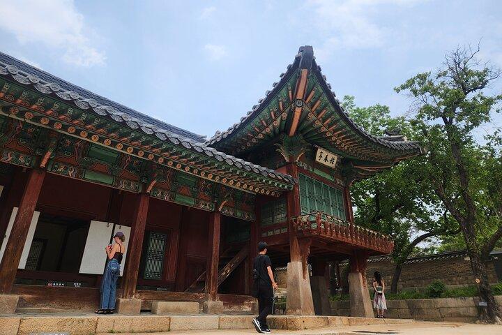 Visite à pied au palais de Changdeokgung avec robe coréenne Hanbok