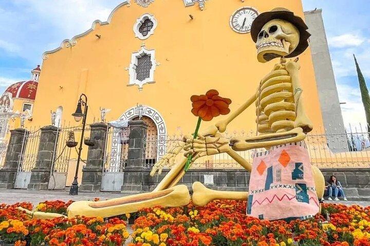 Vom Puebla-Tag der Toten in Atlixco monumentale Catrinas