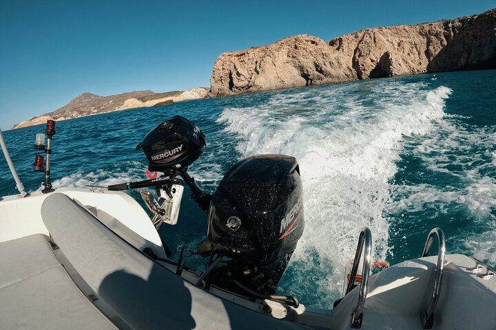 Descubra Milos com aluguel de barcos