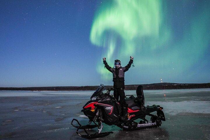 Excursion nocturne en motoneige Rovaniemi en petit groupe