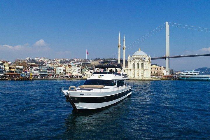 イスタンブールプライベートボスポラスヨットツアー（水泳またはガイドオプション付き）