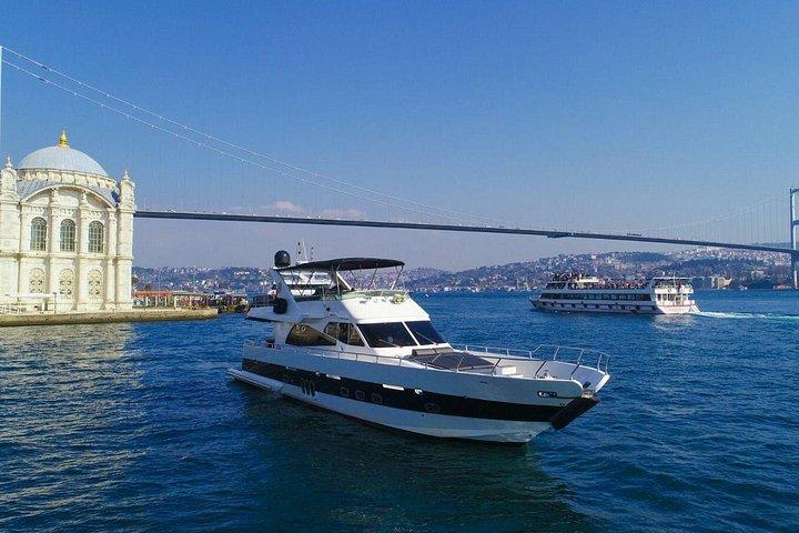 イスタンブールボスポラスプライベートラグジュアリーヨット体験またはスイムオプション