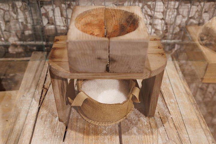 カブリオツアー： ニン旧市街、塩の家、王立ブドウ園