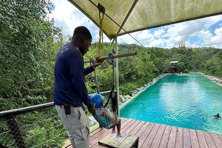 Familie eventyr dag: Ziplining, Cenote Svømning, Vandfald & Aper