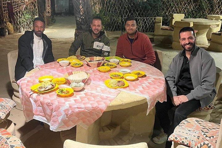 伝統的なエジプト料理とお茶のツアーで地元の人のように食事