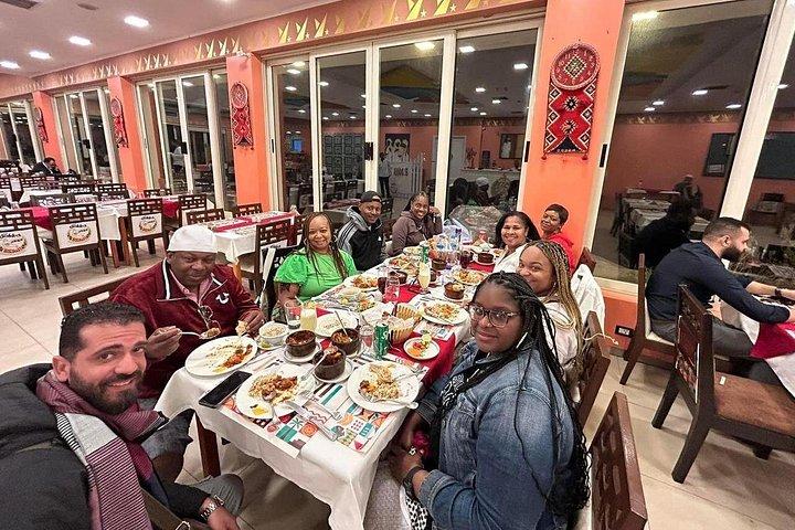 伝統的なエジプト料理とお茶のツアーで地元の人のように食事