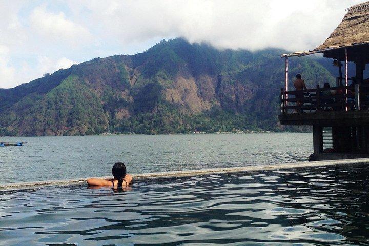 天然温泉で行くバトゥール山日の出トレッキング