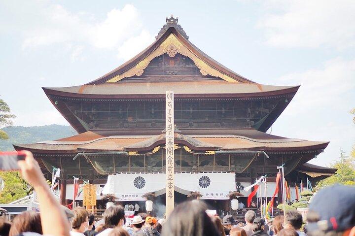 Private Luxury Day Tour to Nagano Snow Monkeys and Zenkoji Temple