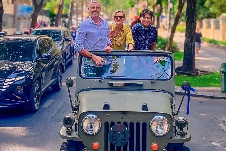 Excursión privada de medio día a la ciudad de Ho Chi Minh en jeep del ejército de EE. UU.