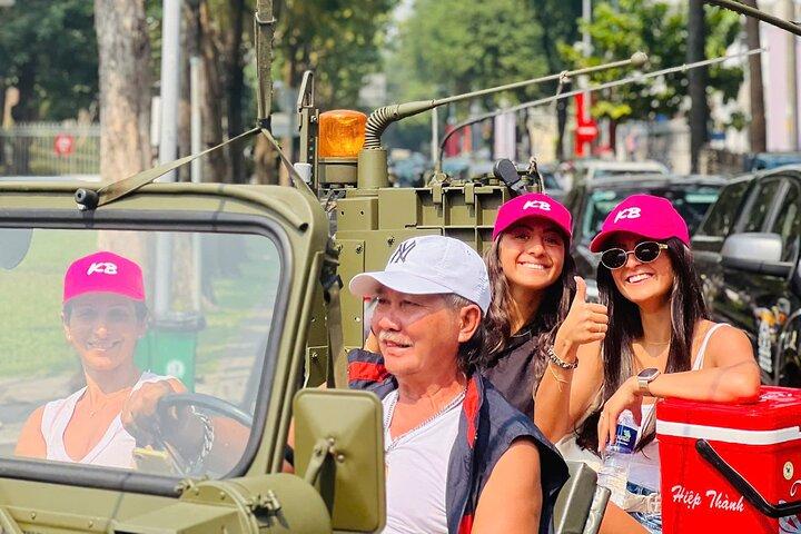 Excursión privada de medio día a la ciudad de Ho Chi Minh en jeep del ejército de EE. UU.