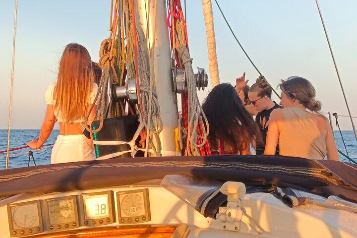 Tour in barca a vela al tramonto a Barcellona