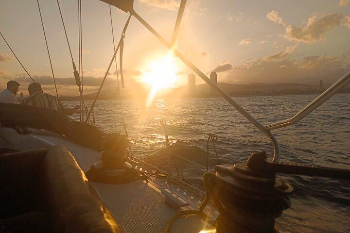Tour in barca a vela al tramonto a Barcellona