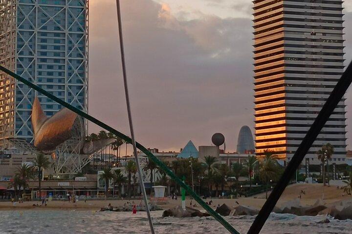 Tour in barca a vela al tramonto a Barcellona