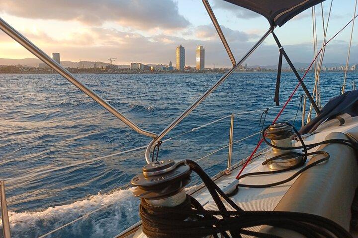 Tour in barca a vela al tramonto a Barcellona