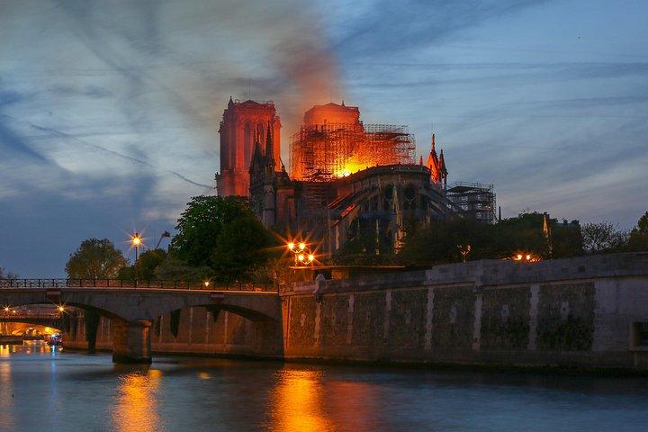 Führung durch Notre-Dame-Innen- und Außenräume in kleiner Gruppe