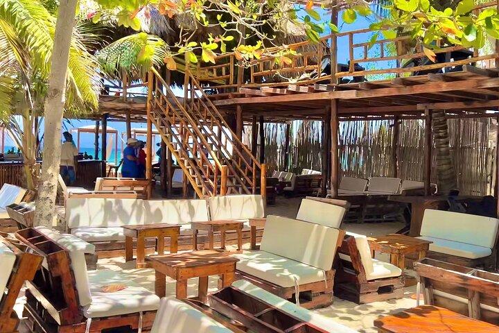 カルタヘナのプラヤ ブランカ バルにあるビーチ クラブで 1 日を過ごします