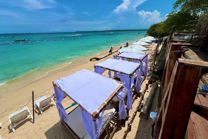 カルタヘナのプラヤ ブランカ バルにあるビーチ クラブで 1 日を過ごします