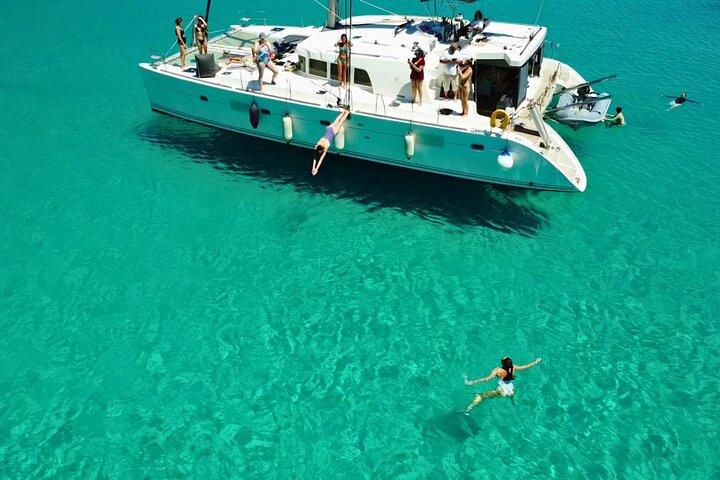 Kos: Catamarano Piccolo Gruppo Gita di un'intera giornata con Pasto, Bevande, Nuotare