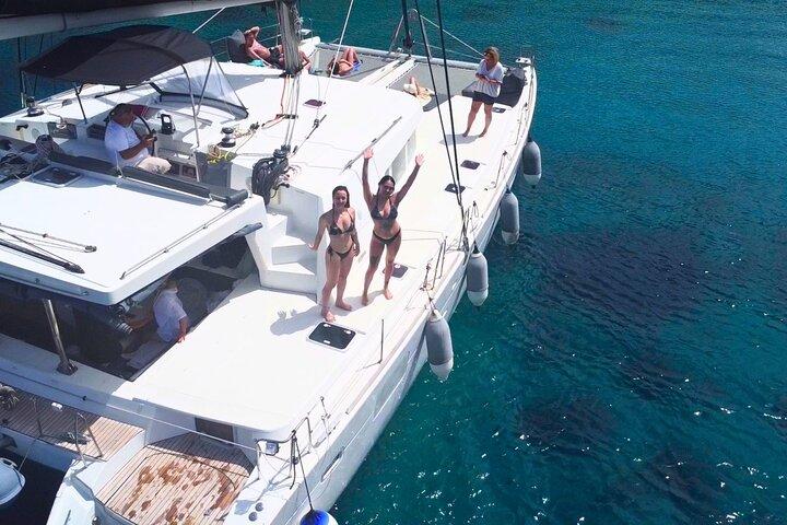 Kos: Catamarano Piccolo Gruppo Gita di un'intera giornata con Pasto, Bevande, Nuotare