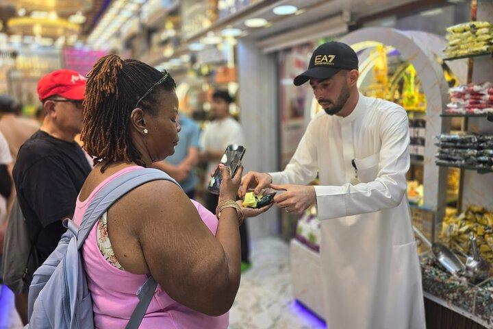 ドバイ スーク、ボート乗りと試食付きの博物館ガイド付きツアー