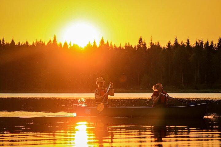Canoa sotto il sole di mezzanotte