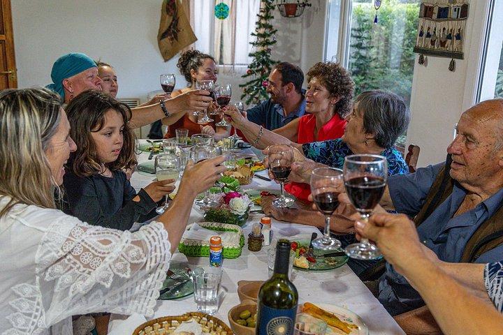 Barilocheの地元家族と小グループの伝統的なバーベキュー