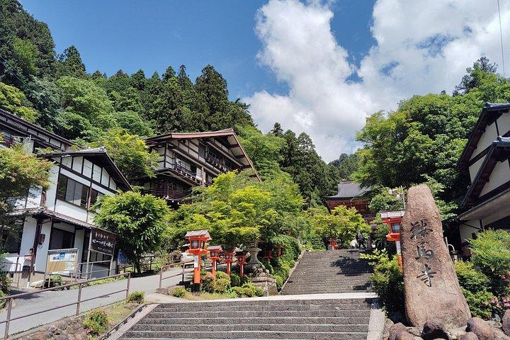 京都： 鞍馬寺と山岳伝説のガイド付きハイキング