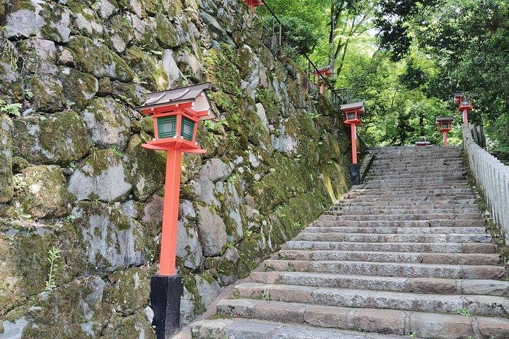 京都： 鞍馬寺と山岳伝説のガイド付きハイキング