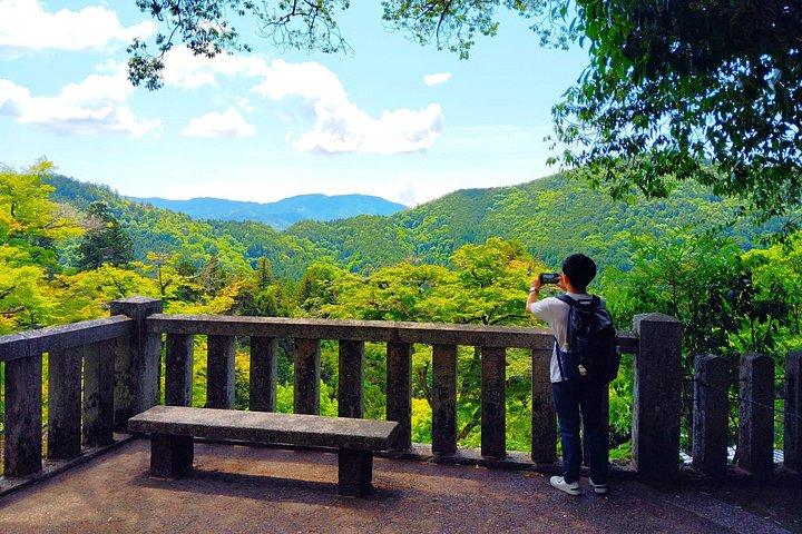 京都： 鞍馬寺と山岳伝説のガイド付きハイキング