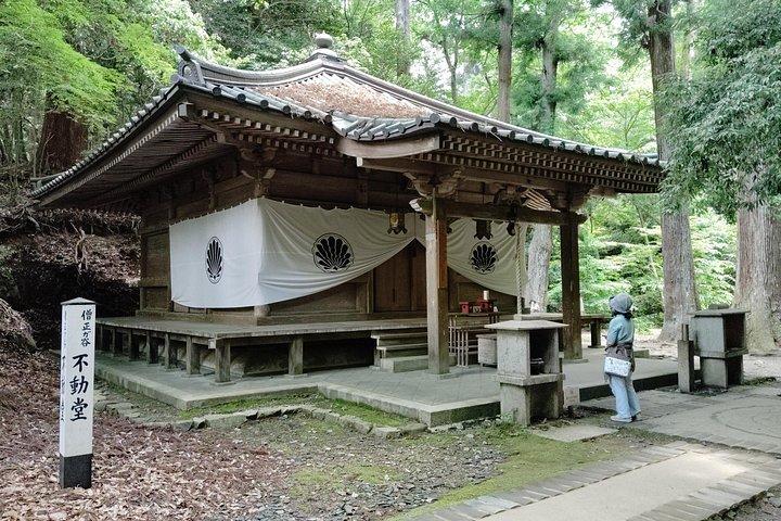 京都： 鞍馬寺と山岳伝説のガイド付きハイキング