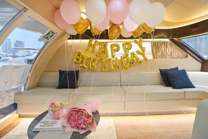 Festa di compleanno di 2 ore su uno yacht a Dubai