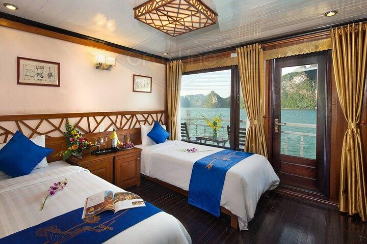 Hanoi nach Halong Bay: Royal Palace Cruise mit Cave & Island