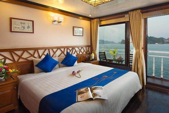 Hanoi nach Halong Bay: Royal Palace Cruise mit Cave & Island