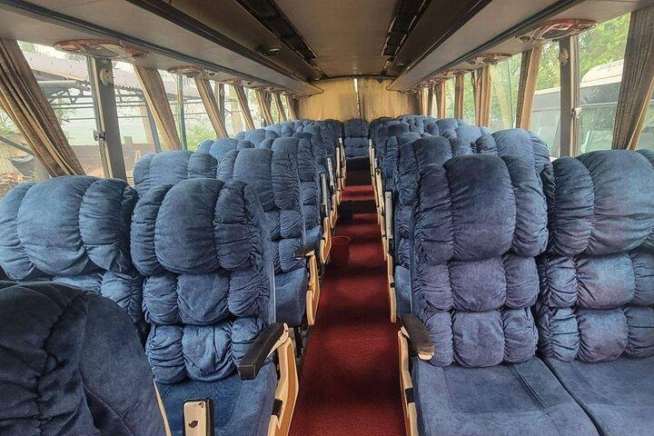 Chitwan til Kathmandu turistbus luksussofa