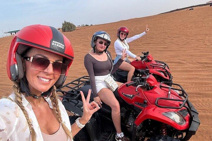 VIP Desert Safari Dubai met Quad Camel Riding BBQ Diner