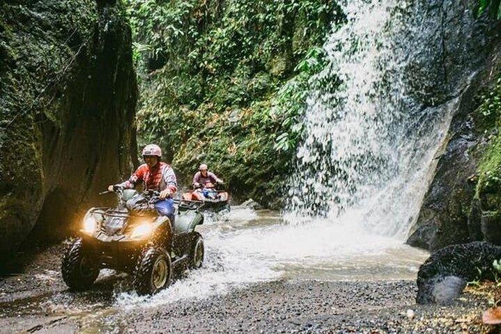 ジャングル、トンネル、滝を巡るKUBER BALI ATVツアー