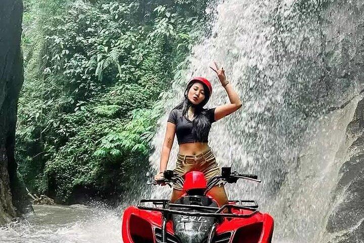 ジャングル、トンネル、滝を巡るKUBER BALI ATVツアー