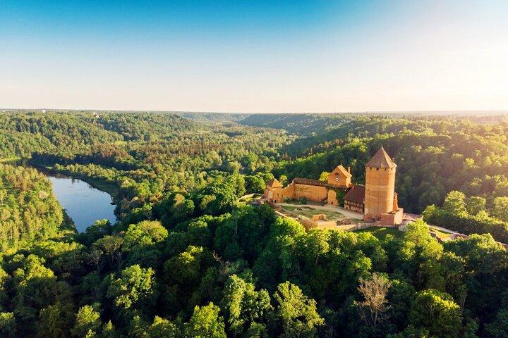 Sigulda slott, grottor och linbaneäventyr