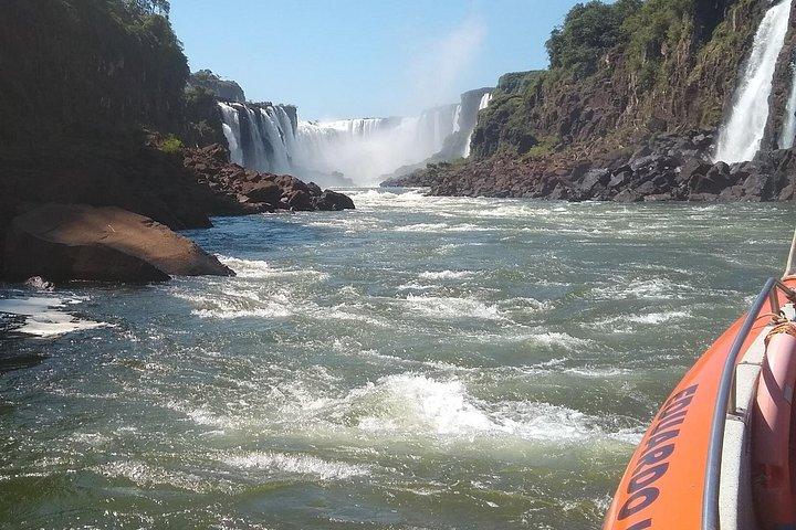 イグアスの滝： ジャングル、ボートライド、アルゼンチンの滝でのFWD