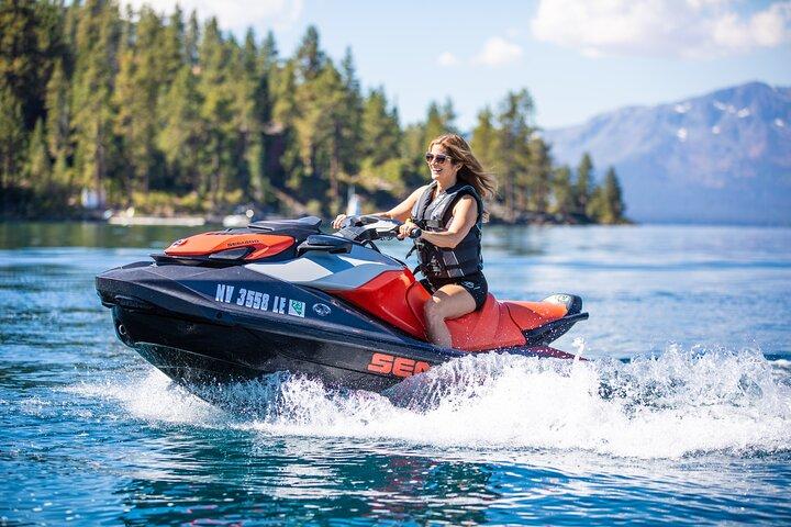 ゼファー入り江の水上でジェットスキーレンタルスリル