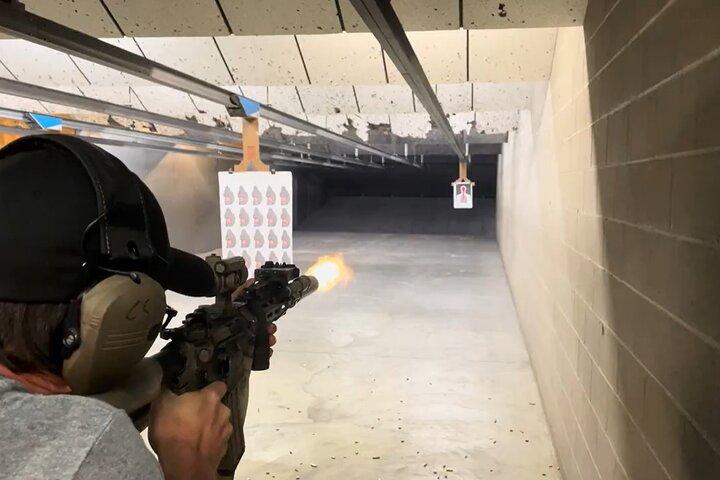 Balas e churrasco em campo de tiro interno no condado de St.