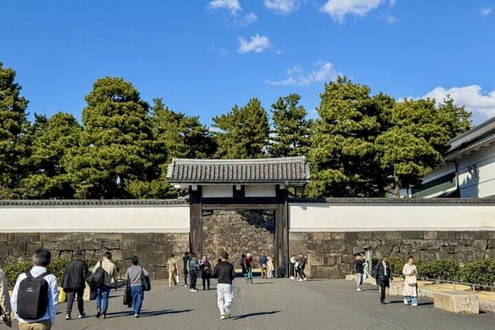 Imperial Palace to Tokyo Station Historical Walking Tour